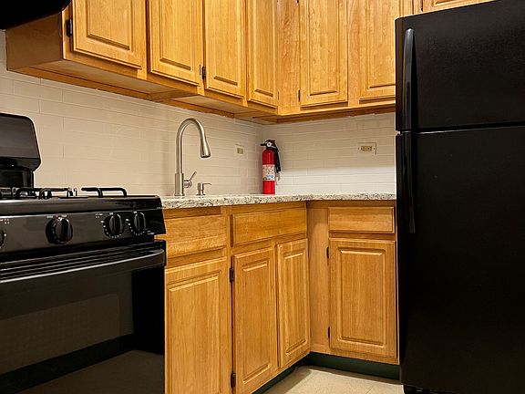 3rd image of 365 Jefferson Ave #3