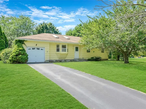 83 Williams Way S, Baiting Hollow, NY 11933