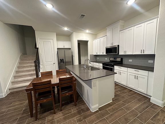 5th image of 633 Hutchinson Ln