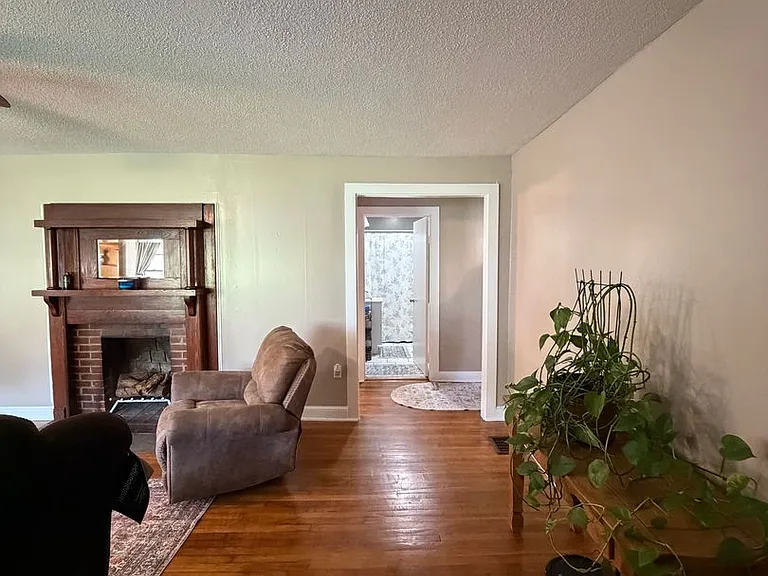 819 Summerville Rd — Photo 5
