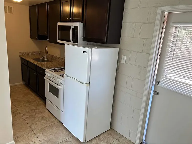 1122 E Maryland Ave #9 — Photo 3