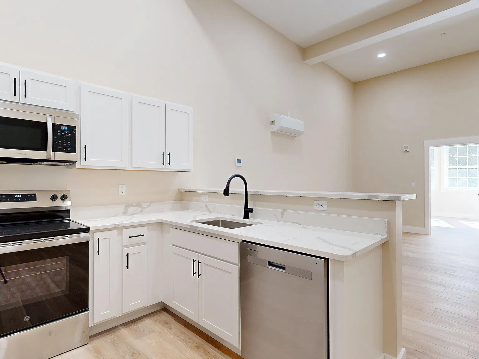 2 bed, 1000 sqft, $2,200 — Photo 4