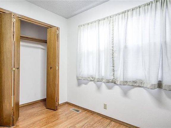 5th image of 301 4th Ave NE