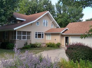 1218 Division St, Hull, IA 51239