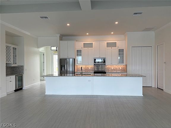 5th image of 136 NW 29th Pl