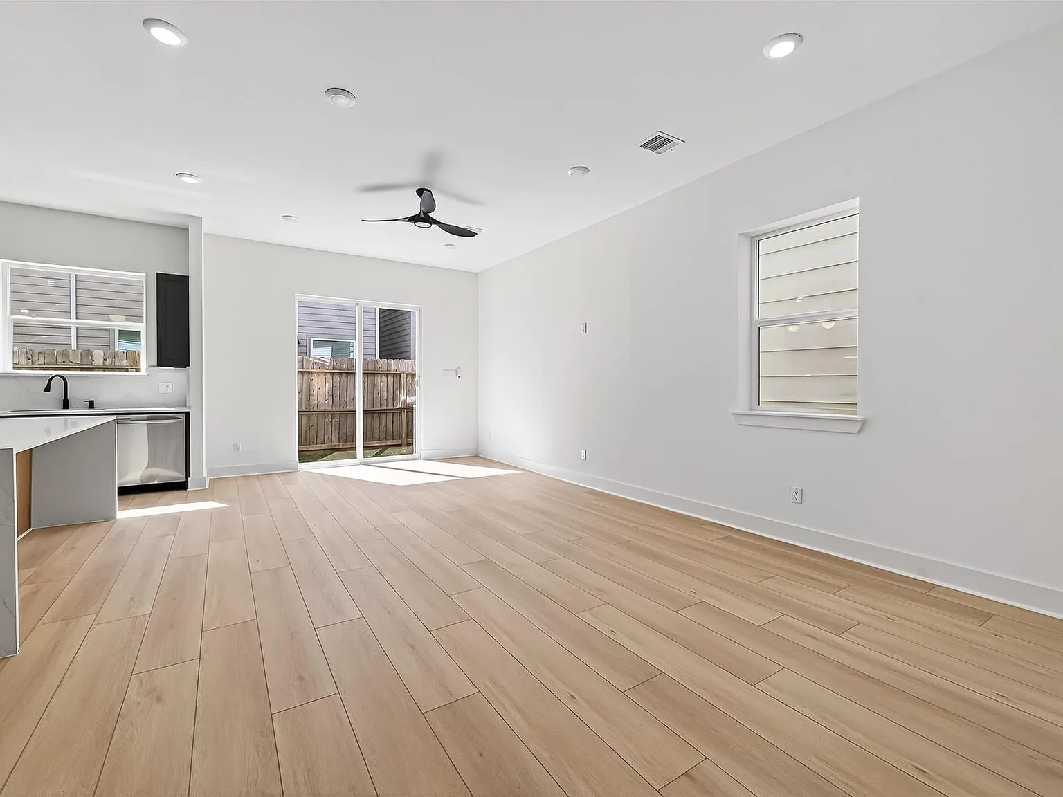 3 bed, 2.5 bath, 1885 sqft, $2,500 — Photo 4