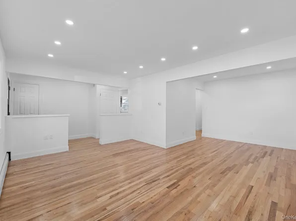 18918 Tioga Dr, Saint Albans, NY 11412