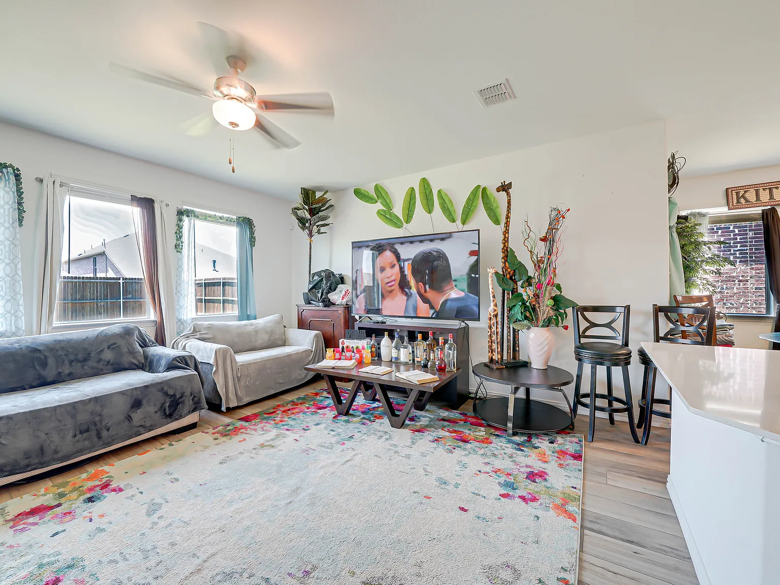 4 bed, 1996 sqft, $2,800 — Photo 4