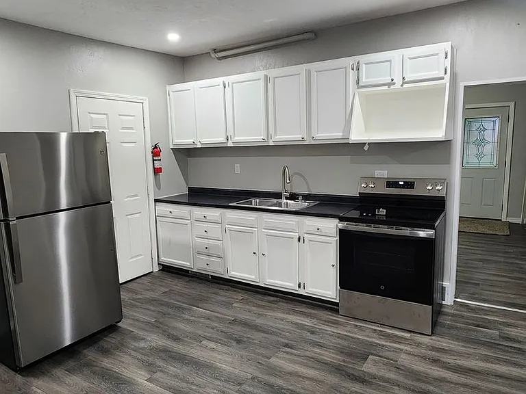 511 S Locust St — Photo 8