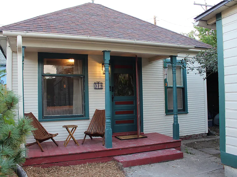 319 E Willamette Ave — Photo 2