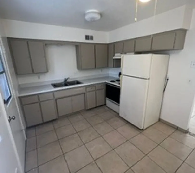 699 W Ray Rd