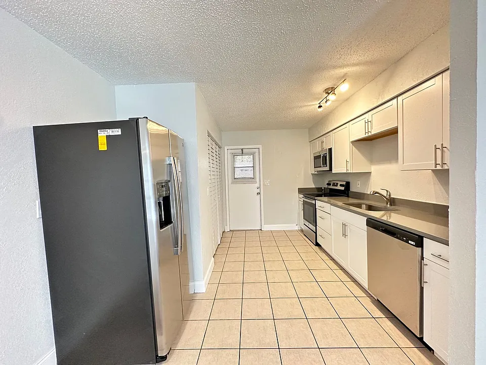 Lakeside Cove Apartments