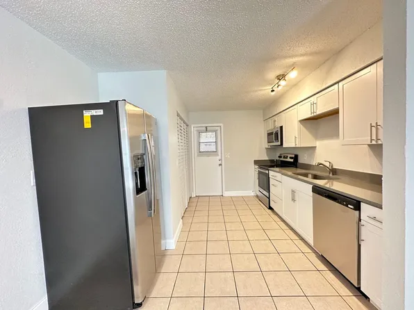 Lakeside Cove Apartments