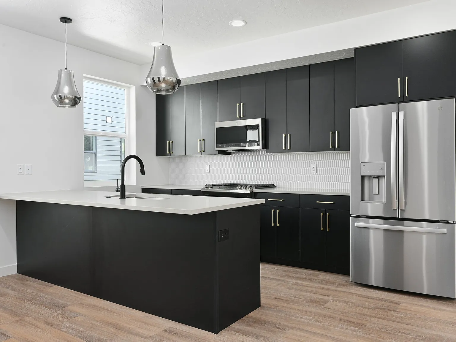Beautiful 3 Bed / 2.5 Bath Townhome 1,707 Sq Ft — Photo 3