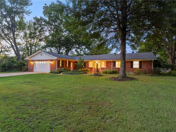 2570 N Center St, Fayetteville, AR 72701