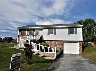 105 Little John Ct, Hanover, PA 17331