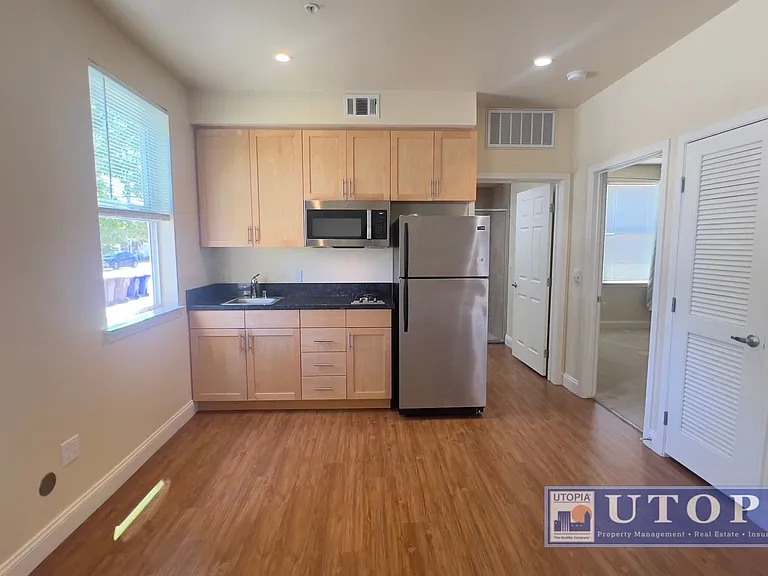 SCZ T 727 Frederick Street — Photo 5