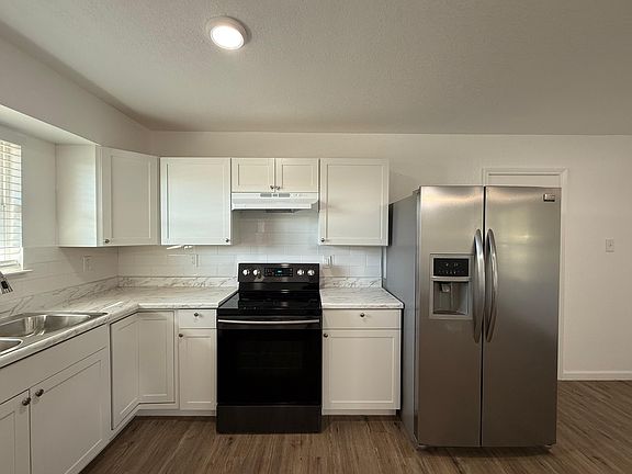 3rd image of 331 Lanark Dr