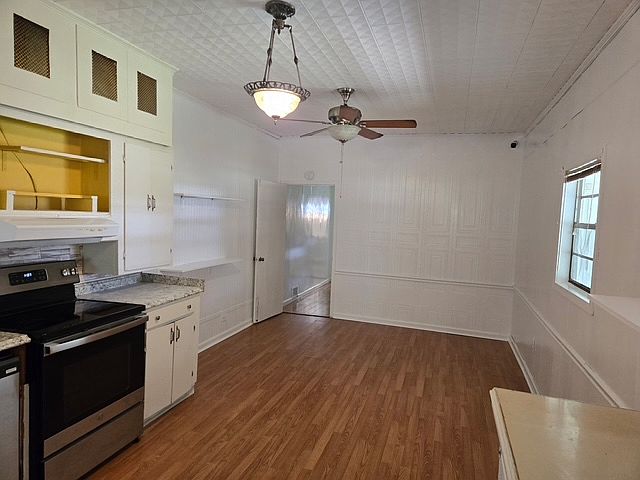 View 2 of kitchen Eat in area for table