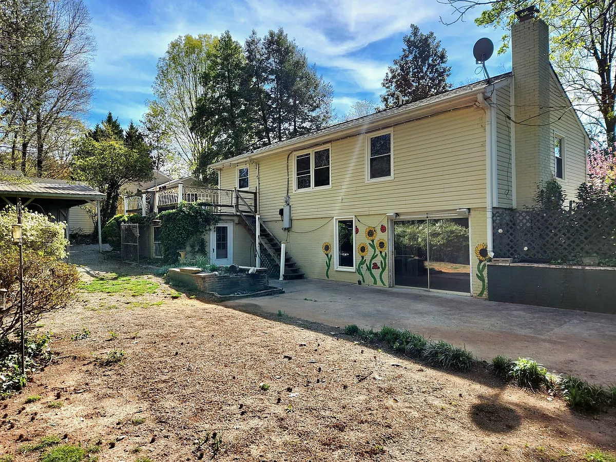 Building Photo - 3304 Canterbury St