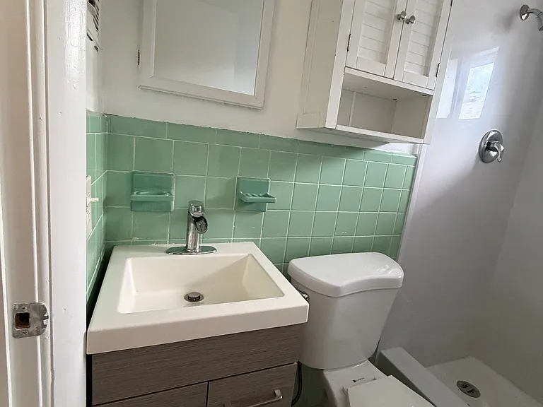 918 NE 17th Ter #4 — Photo 7