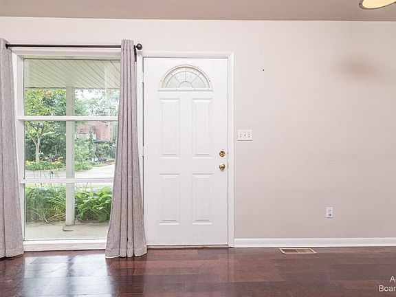 4th image of 1221 Saunders Cres
