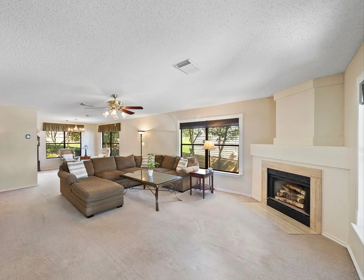 4 bed, 2.5 bath, 2334 sqft, $2,575 — Photo 4