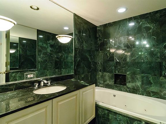 4th image of 100 Hilton Ave Unit M7