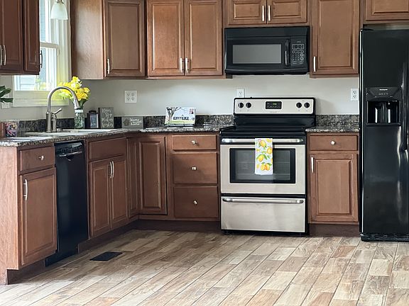 3rd image of 118 Rainbow St