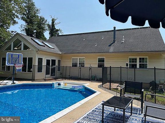 3rd image of 10 Silver Hill Ln