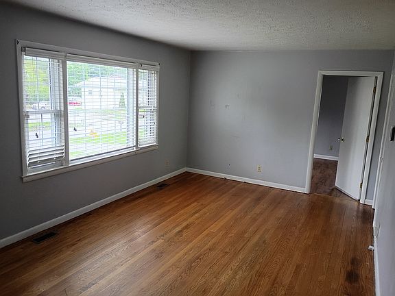 3rd image of 1305 Maddux Ave