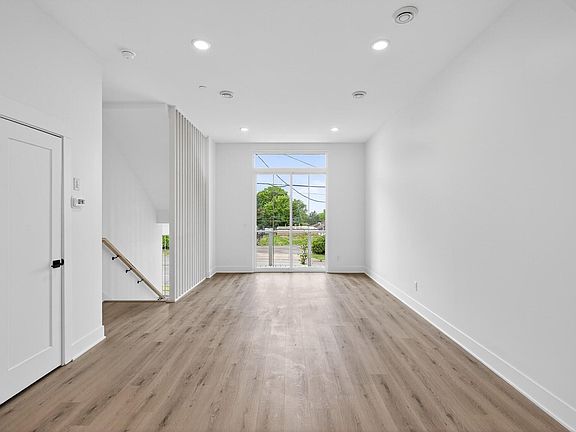 4th image of 2503 Jansen Ave