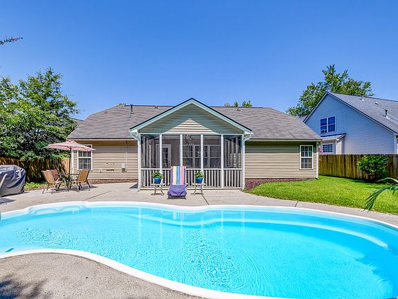3rd image of 207 Ashford Cir