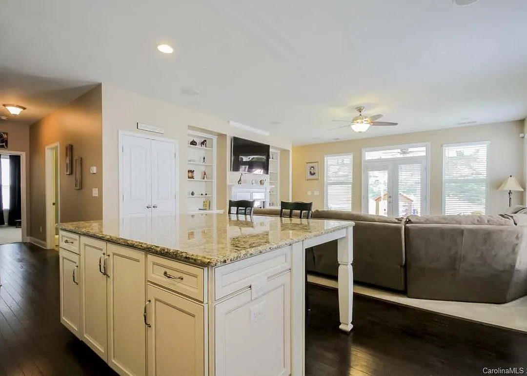 4 bed, 2840 sqft, $2,700 — Photo 3