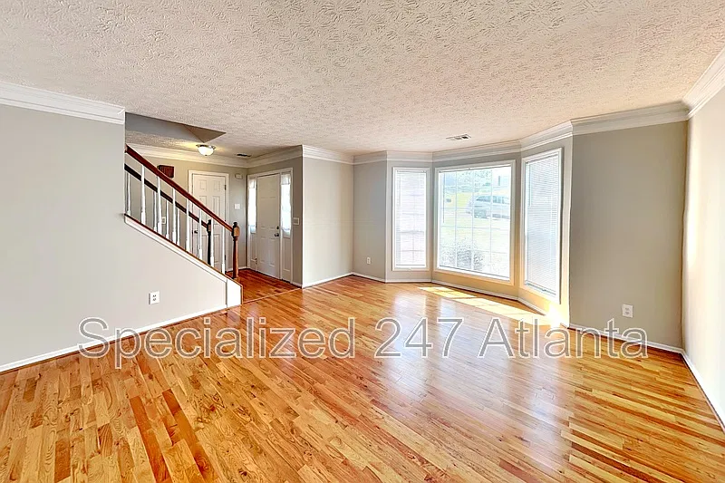 6 bed, 2.5 bath, 2334 sqft, $2,395 — Photo 3