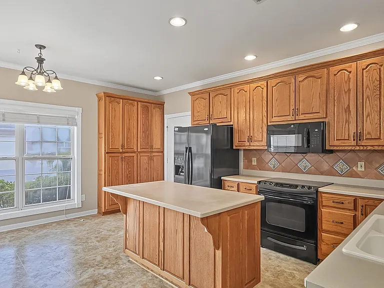 141 Canterbury Dr — Photo 7