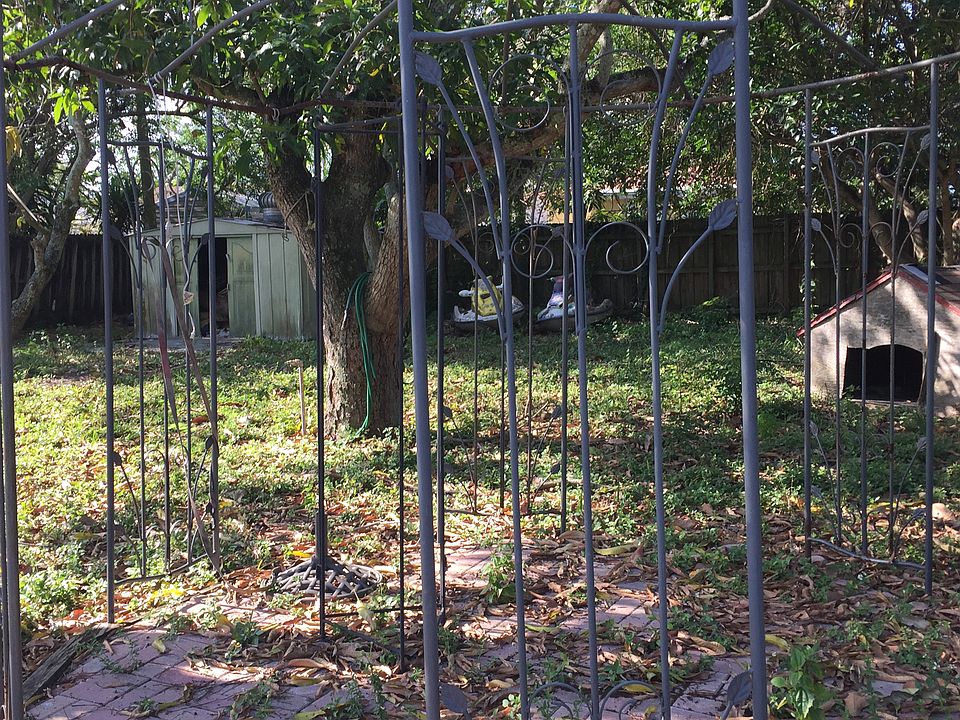 2nd image of 910 NW 121st St