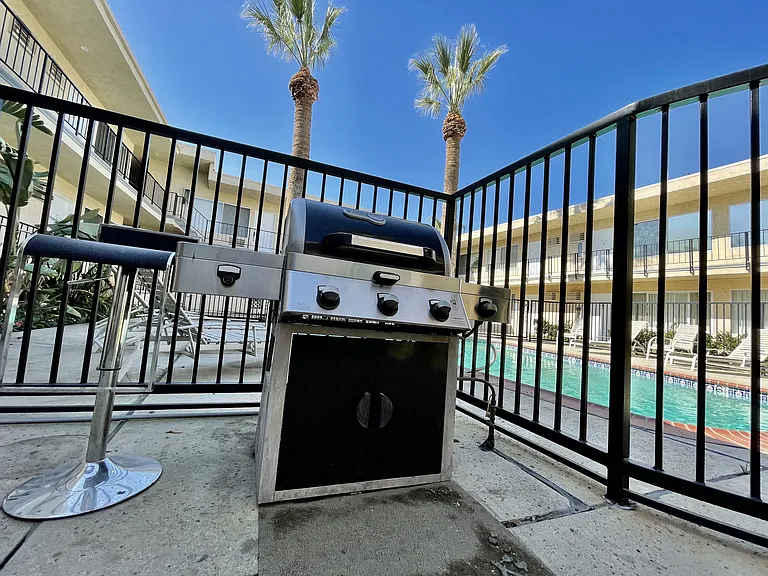 Encino Town & Country — Photo 8