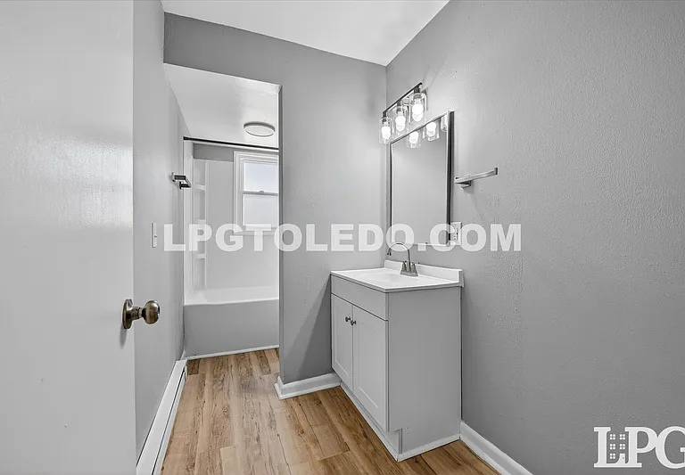 3348 Arlington Ave #8 — Photo 11