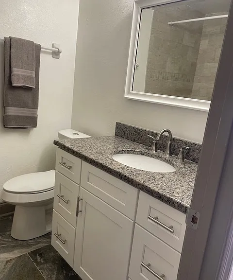 1100 Lowry Ave #33 — Photo 16