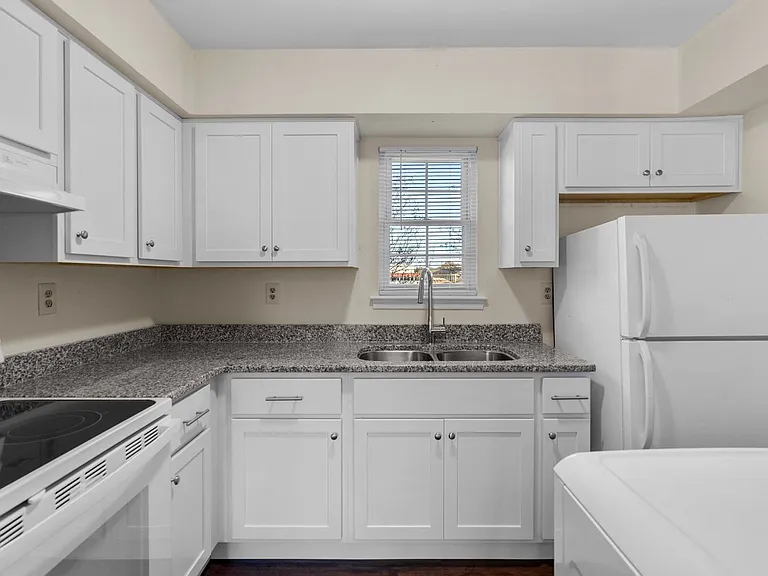 1110 Chapel St — Photo 2
