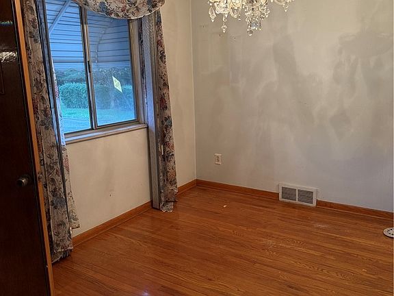 5th image of 4722 Beechgrove Ave