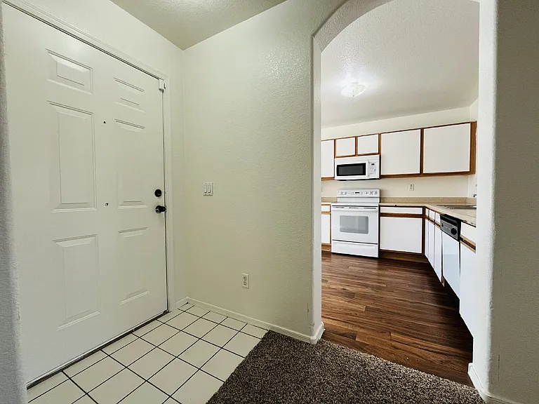 7332 N 70th Dr — Photo 4