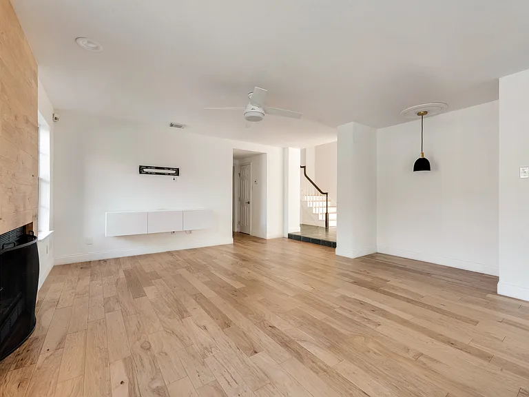 2049 Cannes Dr — Photo 9