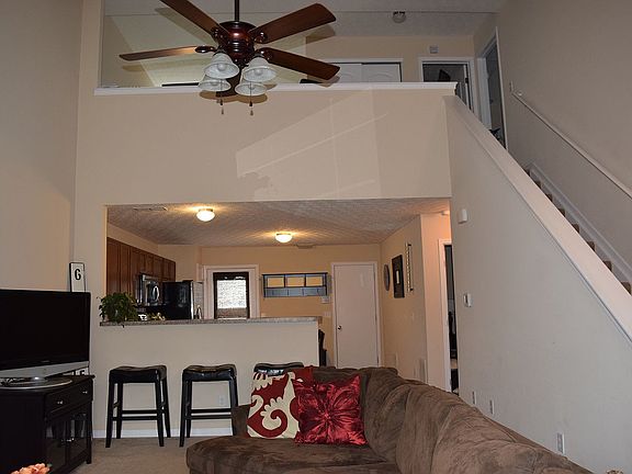 4th image of 101 Holly Hock Ln