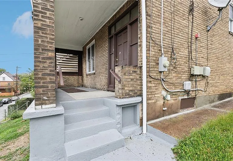 328 James St — Photo 3