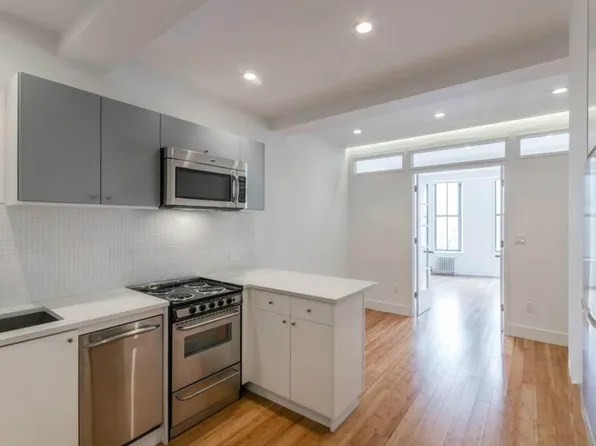 135 Christopher St APT 3B, New York, NY 10014