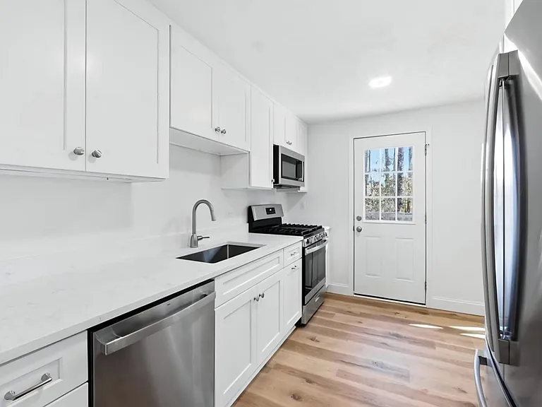 1008 Evangeline Way — Photo 3