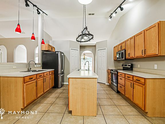 5th image of 809 Clear Brook Ct