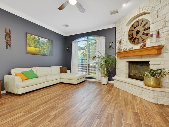 4th image of 2621 Henley Dr